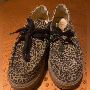 Women’s Hush Puppies platform sneaker. Size 11. Animal print.